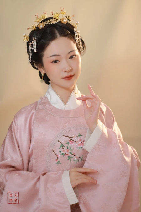 别再画欧美妆了，太显老！最贴合我们五官底子的，还是中式妆！(适合画欧美妆的脸型)